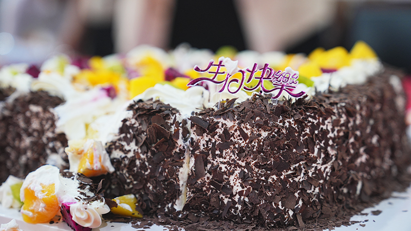 庆祝成长，共享喜悦：公司员工生日派对与入职周年庆典携手演出